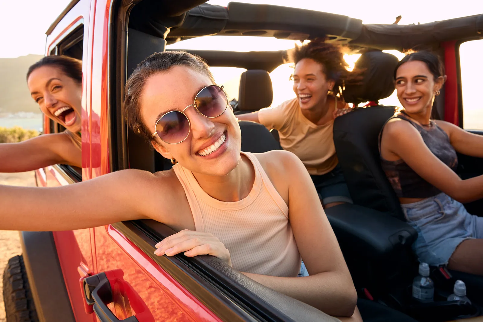 Freunde im Cabrio auf Roadtrip