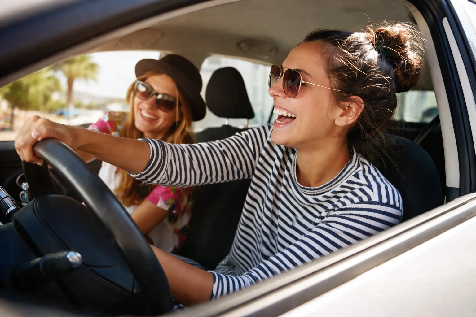 Zwei Frauen im Auto unterwegs