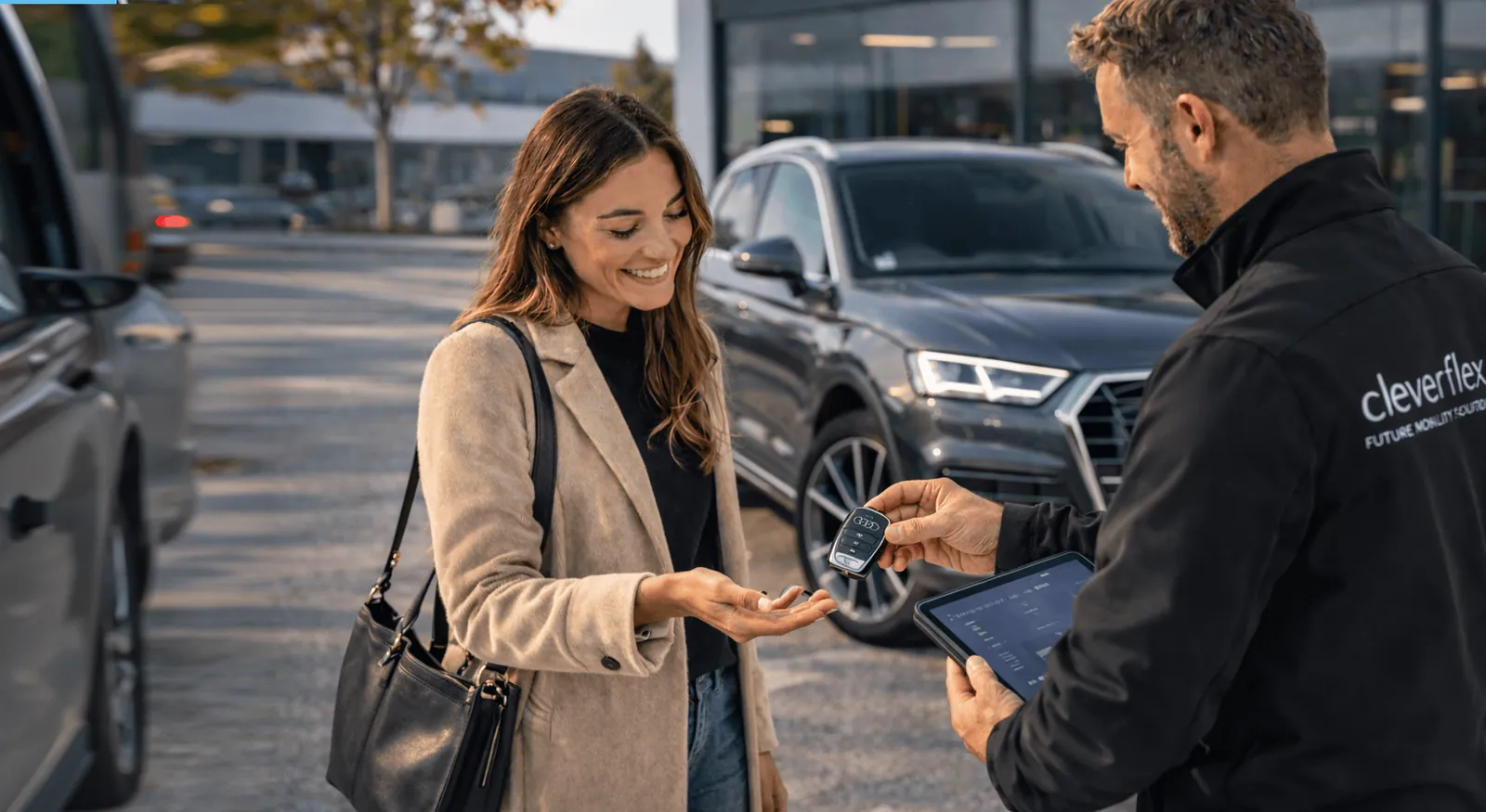 cleverflex Mitarbeiter übergibt Fahrzeugschlüssel an Kundin
